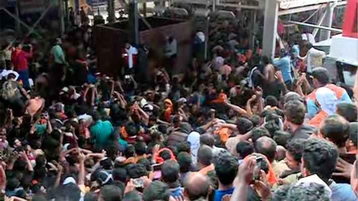 women faced protest in nadappanthal had darsanam in sabarimala women faced protest in nadappanthal had darsanam in sabarimala