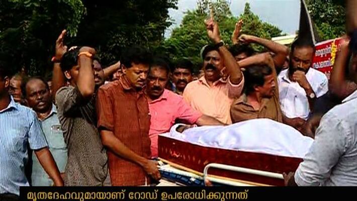 People protest against dysp harikumar with dead body People protest against dysp harikumar with dead body