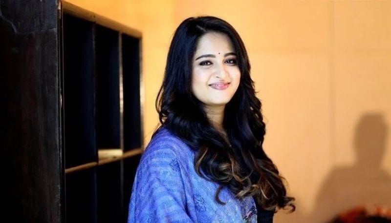 আপাতত 'নিশব্দম' ছবি নিয়েই ব্যস্ত রয়েছেন অভিনেত্রী।তার বিপরীতে দেখা যাবে অভিনেতা আর মাধবনকে। একজন মূক শিল্পীর ভূমিকায় দেখা যাবে অনুষ্কাকে। চলতি মাসেই প্রেক্ষাগৃহে আসতে চলেছে এই ছবি। ছবির ফাকেই ডেটিং সেড়ে নিচ্ছেন অভিনেত্রী।