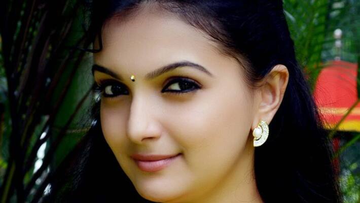 Saranya Mohan sings tamil song Saranya Mohan sings tamil song