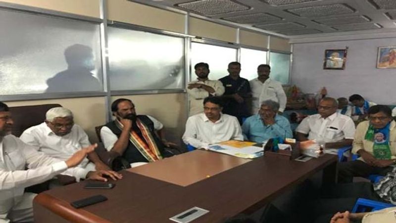 గత ఏడాది డిసెంబర్ 7వ తేదీన జరిగిన అసెంబ్లీ ఎన్నికల్లో సీపీఐ, టీడీపీ,తెలంగాణ జనసమితి, కాంగ్రెస్ లు కలిసి ప్రజా కూటమిగా పోటీ చేశాయి. అయితే హుజూర్నగర్ అసెంబ్లీ ఉప ఎన్నికల్లో తమకు మద్దతు ఇవ్వాలని టీఆర్ఎస్ నేతలు సీపీఐను కోరారు.