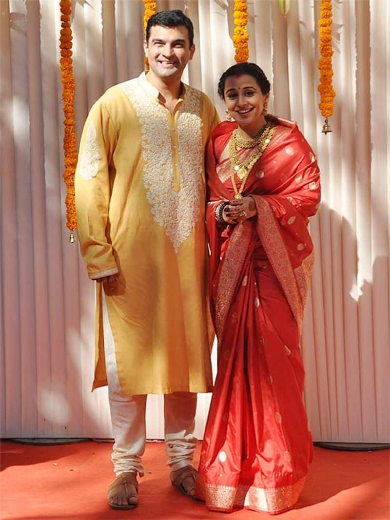 A Sabyasachi loyalist, Vidya chose a simple red Benarasi saree along with gold jewellery for her wedding look too.