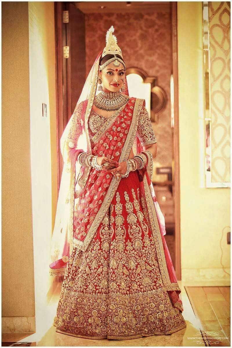 Keeping in mind her Kolkata roots, this Sabyasachi bride chose an opulent red lehenga that went well with her Bengali look.