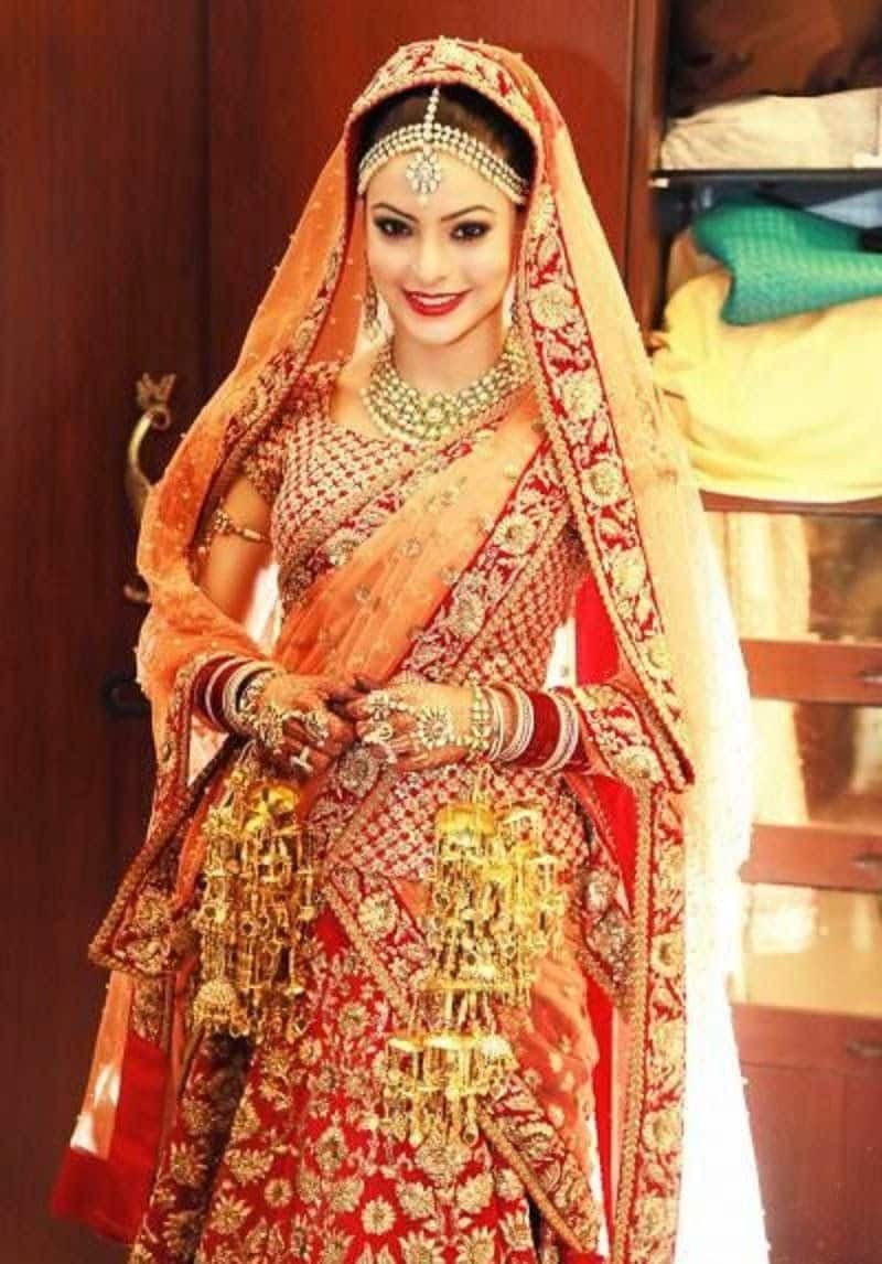 This Sabya bride, television actor Aamna Sharif, clearly had her wedding outfit memo in place - royal and opulent.