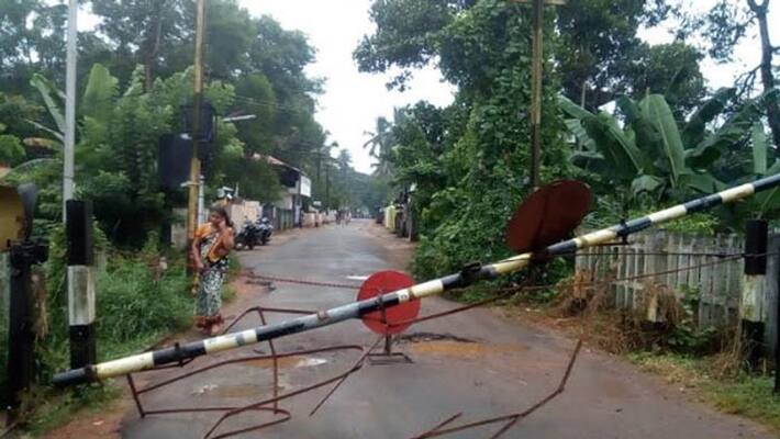 Lorry stuck in level crossing; Traffic jams in Punnapra Lorry stuck in level crossing; Traffic jams in Punnapra