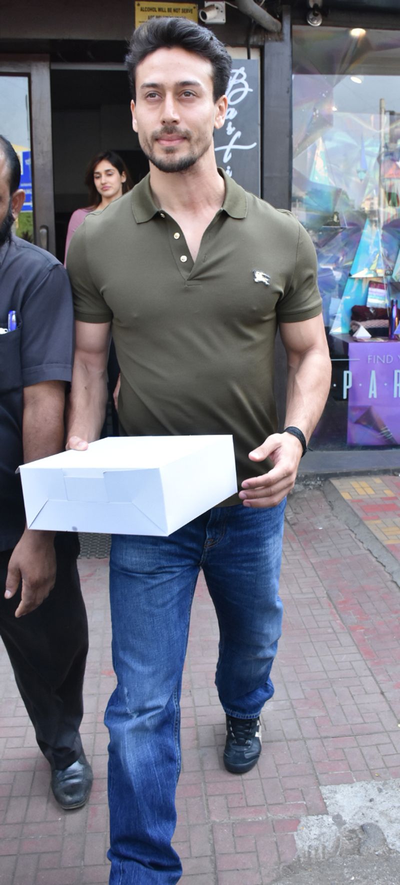 बॉलीवुड अभिनेता टाइगर श्रॉफ और अभिनेत्री दिशा पटानी अक्सर मुंबई की सड़को में एक साथ स्पॉट होते हैं। आइए देखते हैं दोनों कि बेहद शानदार लुक वाली तस्वीरें-