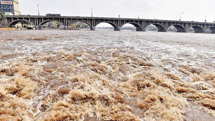 வைகையில் கரைபுரண்டு ஓடும் வெள்ளம்..! தரைப்பாலத்தில் போக்குவரத்து தடை..! |  flood in madurai vaigai river