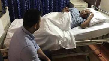 lalu yadav can not even walk because of knee pain