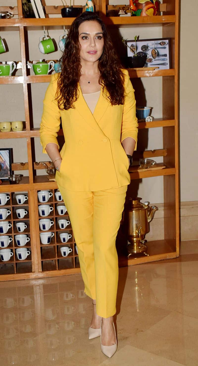 Sunny Deol-Tisca's PP joke! - Bollywood News - IndiaGlitz.com
