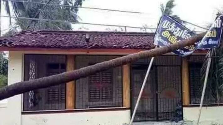 Karunanidhi thirukkuvalai house damaged Gaja Cyclone Karunanidhi thirukkuvalai house damaged Gaja Cyclone