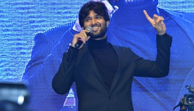 ఈ విధంగా సక్సెస్ తో సంబంధం లేకుండా డిఫరెంట్ సినిమాలను చేసుకుంటూ వెళుతున్నాడు విజయ్. అవకాశం వచ్చిన ప్రతిసారి బాక్స్ ఆఫీస్ ను గట్టిగానే దున్నేస్తున్నాడు.