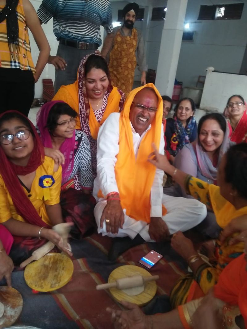 पापड़ बेलने की कहावत तो आपने जरूर सुनी होगी। लेकिन कभी सुना है चुनाव जीतने के लिए 'रोटियां भी बेलनी' पड़ती हैं। अब जरा इन तस्वीरों को ही देख लीजिए। वोटों के लिए नेताजी तरह-तरह के जतन कर रहे हैं। मध्य प्रदेश के मंदसौर से भाजपा प्रत्याशी यशपाल सिंह सिसोदिया जब गुरुद्वारे में एक समारोह में पहुंचे तो वहां पर रोटी बेलने बैठ गए। उनका रोटी बेलते फोटो व्हाट्सएप पर खासे वायरल हो रहे हैं।