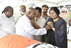 Ambareesh death CM Kumaraswamy former PM Deve Gowda pay homage veteran actor Congress leader