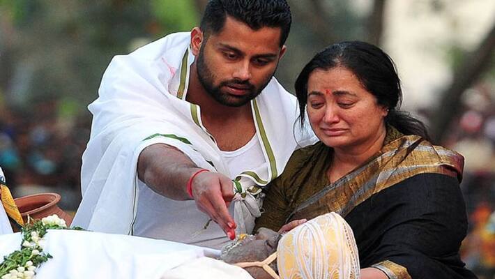 Abhishek Stand Overnight in front Of Ambarish Body Abhishek Stand Overnight in front Of Ambarish Body