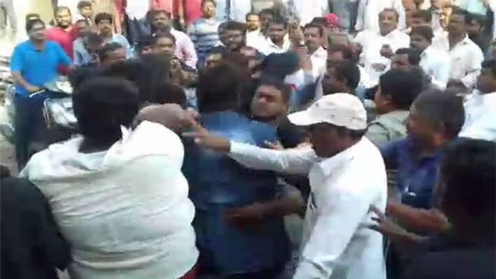 fight between trs and mahakutami leaders in serilingampally fight between trs and mahakutami leaders in serilingampally