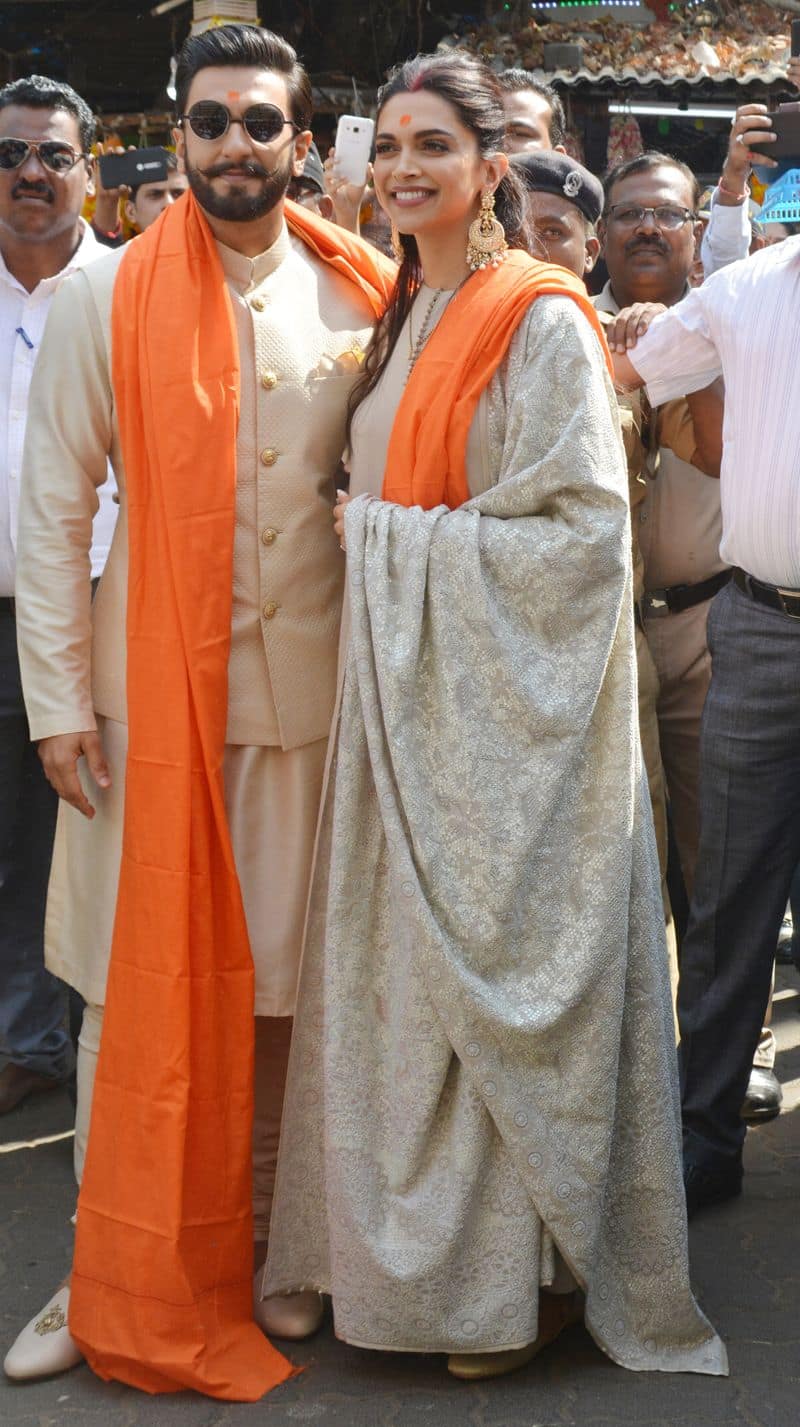 हाल ही में दोनों मुंबई के प्रसिद्ध सिद्धिविनायक मंदिर पहुंचे थे इस दौरान भी दीपिका-रणवीर ने एक ही कलर के कपड़े पहने थे।