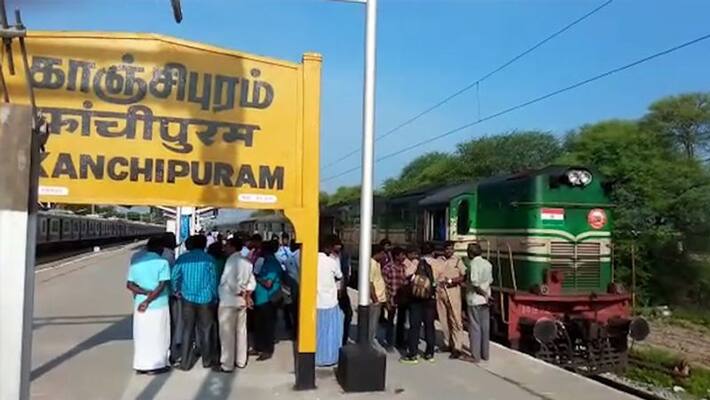 4 die as crowd swells at temple in Kanchi 4 die as crowd swells at temple in Kanchi