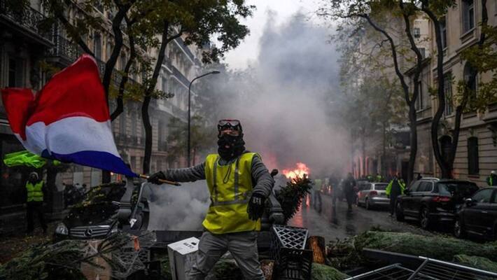 France fuel protests: Tear gas fired in clashes in Paris France fuel protests: Tear gas fired in clashes in Paris