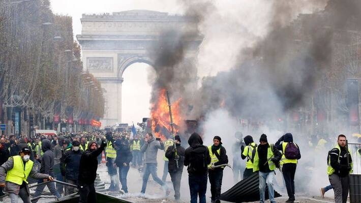 France fuel protests: Macron holds urgent security meeting France fuel protests: Macron holds urgent security meeting