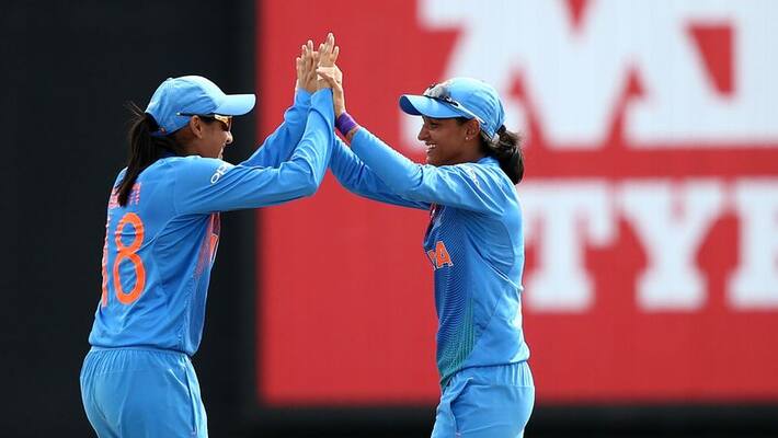 Harmanpreet Kaur Smriti Mandhana bat for Ramesh Powar Harmanpreet Kaur Smriti Mandhana bat for Ramesh Powar