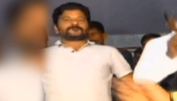తనకు నచ్చిన వారు పీసీసీ చీఫ్ అయితే రాష్ట్రంలో పర్యటిస్తానని ఆయన తేల్చి చెప్పారు. లేకపోతే నియోజకవర్గానికే పరిమితం కానున్నట్టుగా చెప్పారు. జగ్గారెడ్డి కూడ రేవంత్ కు పీసీసీ చీఫ్ పదవి ఇవ్వొద్దని పార్టీ నాయకత్వాన్ని కోరుతున్నారనే ప్రచారం కూడ పార్టీ వర్గాల్లో ఉంది.