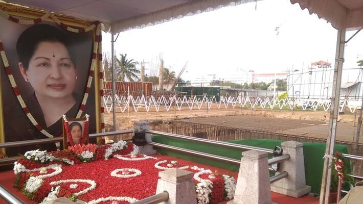Jayalalitha Memoriel put red flowers and ready to pay homage Jayalalitha Memoriel put red flowers and ready to pay homage