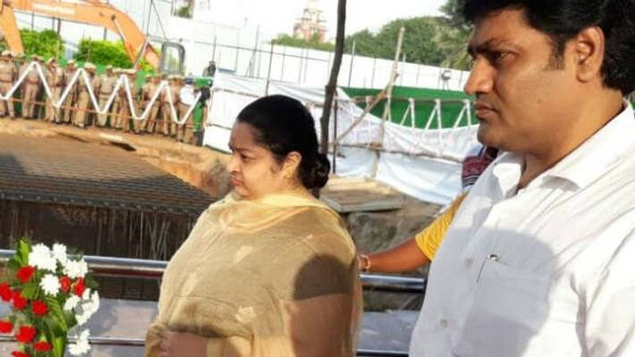 J.Deepa pays their tribute to Jayalalitha in her memorial J.Deepa pays their tribute to Jayalalitha in her memorial