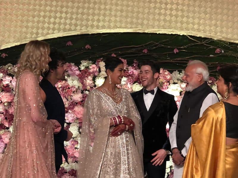 शाही अंदाज में शादी रचाने के बाद प्रियंका चोपड़ा और निक जोनास ने दिल्ली में रिसेप्शन दिया। जिसमें प्रधानमंत्री नरेंद्र मोदी भी शामिल हुए। इसके अलावा कई अन्य गणमान्य व्यक्ति, परिवार के सदस्य और करीबी मित्र इस समारोह में शामिल हुए।
