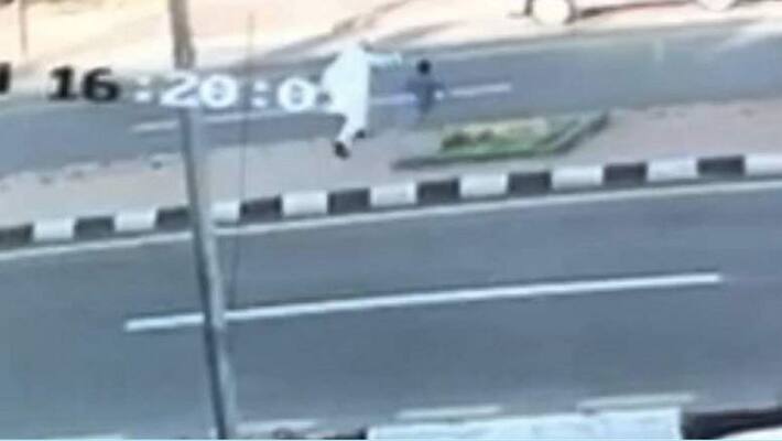 Saudi father gets run over while trying to save son in heart wrenching video Saudi father gets run over while trying to save son in heart wrenching video