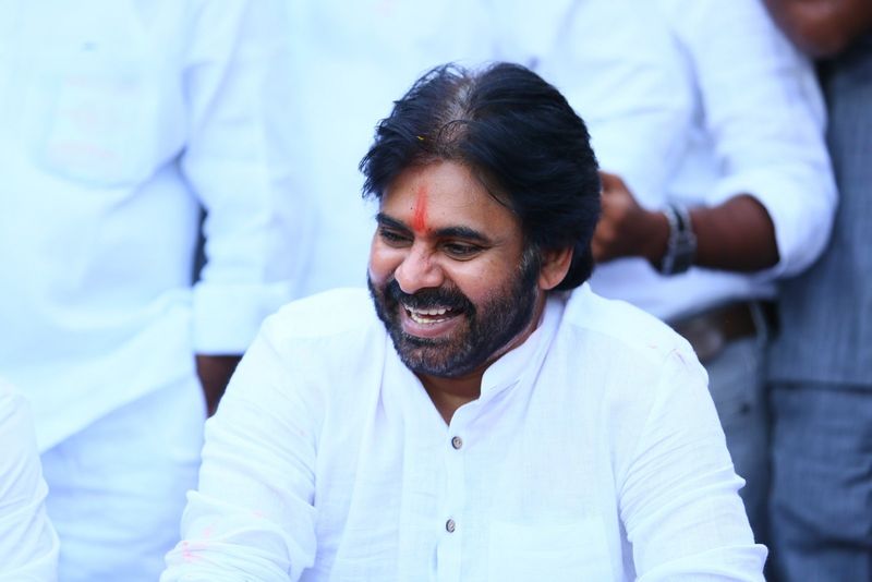 పవన్ కళ్యాణ్ - 5’ 11”