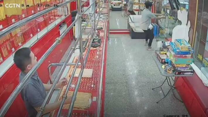 thief tried to rob jewellery but owner caught him thief tried to rob jewellery but owner caught him