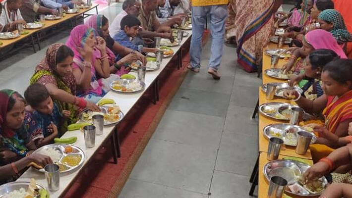 vishal sing feeds poor hungry people everyday vishal sing feeds poor hungry people everyday