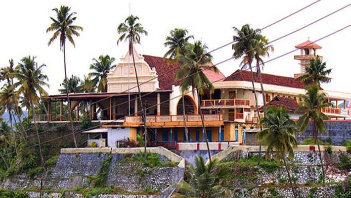 devotees gathered in piravom church devotees gathered in piravom church