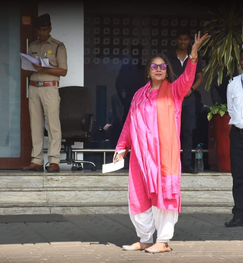 उदयपुर में अभिनेत्री शबाना आजमी गुलाबी शूट में नजर आई।