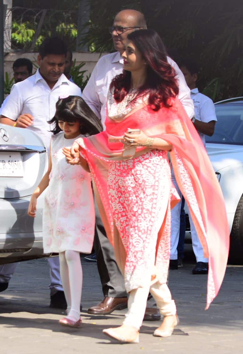 ऐश्वर्या राय बच्चन अपनी बेटी अराध्या के साथ शादी में शामिल होने के लिए रवाना होते हुए।
