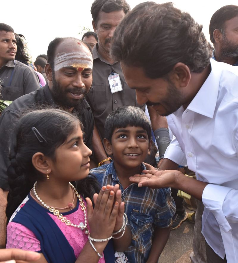 శ్రీకాకుళం : ఈచర్ల ప్రజాసంకల్ప యాత్రలో జగన్