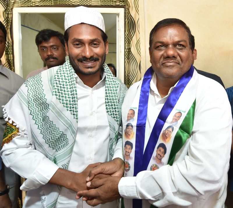 శ్రీకాకుళం : ఈచర్ల ప్రజాసంకల్ప యాత్రలో జగన్