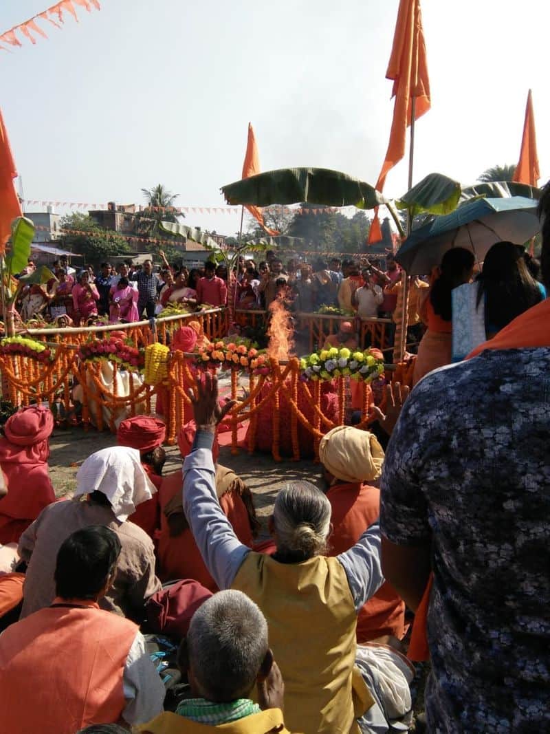 People clad in saffron were seen taking part in yajnas and other vedic customs.