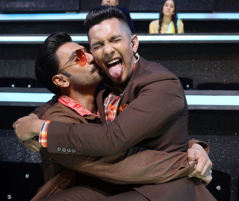 The show host Aditya Narayan and Ranveer Singh also indulged in some PDA.
