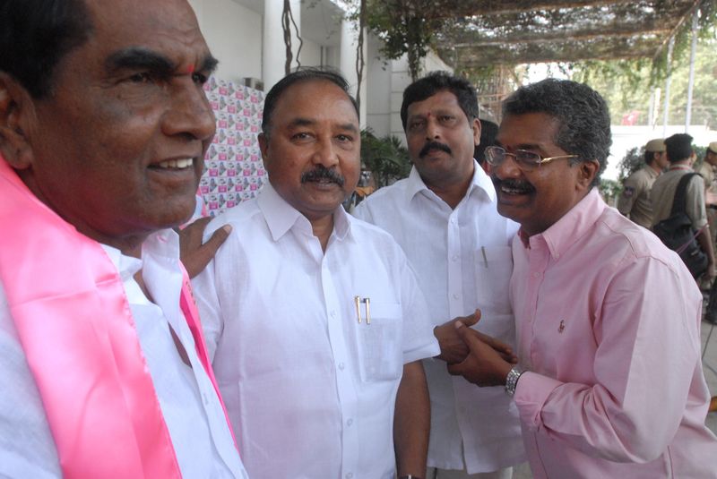 తెలంగాణ భవన్ వద్ద హర్షాతిరేకాలు (ఫొటోలు)