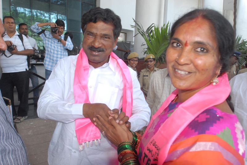 తెలంగాణ భవన్ వద్ద హర్షాతిరేకాలు (ఫొటోలు)