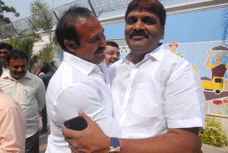 తెలంగాణ భవన్ వద్ద హర్షాతిరేకాలు (ఫొటోలు)