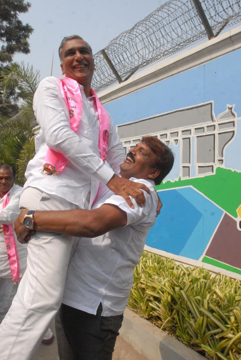 తెలంగాణ భవన్ వద్ద హర్షాతిరేకాలు (ఫొటోలు)