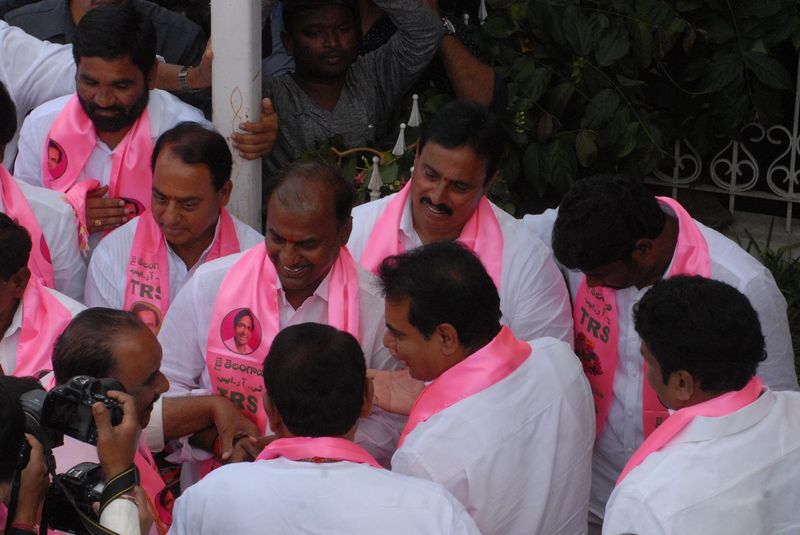 తెలంగాణ భవన్ వద్ద హర్షాతిరేకాలు (ఫొటోలు)