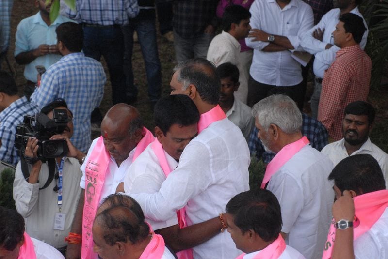 తెలంగాణ భవన్ వద్ద హర్షాతిరేకాలు (ఫొటోలు)