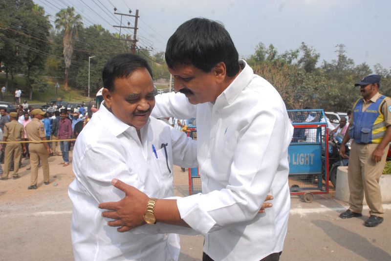 తెలంగాణ భవన్ వద్ద హర్షాతిరేకాలు (ఫొటోలు)