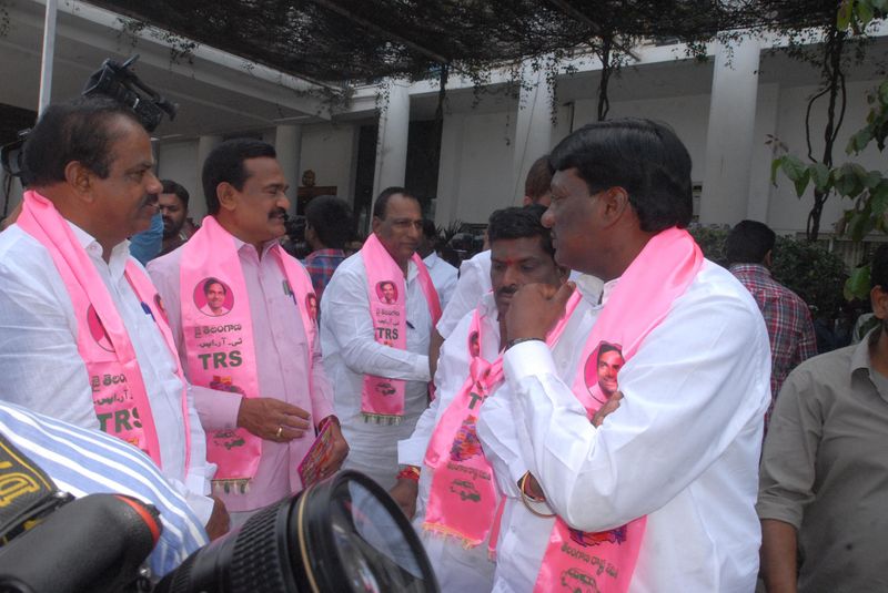 తెలంగాణ భవన్ వద్ద హర్షాతిరేకాలు (ఫొటోలు)