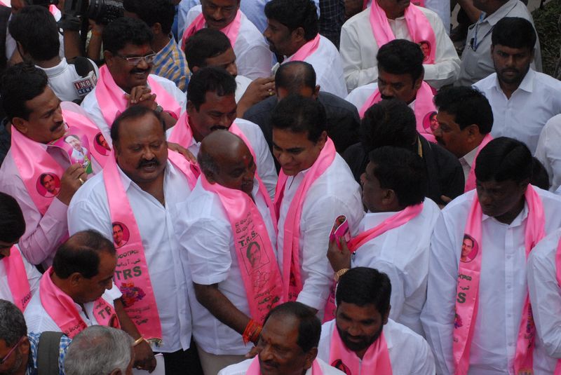 తెలంగాణ భవన్ వద్ద హర్షాతిరేకాలు (ఫొటోలు)