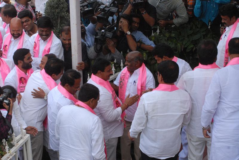 తెలంగాణ భవన్ వద్ద హర్షాతిరేకాలు (ఫొటోలు)
