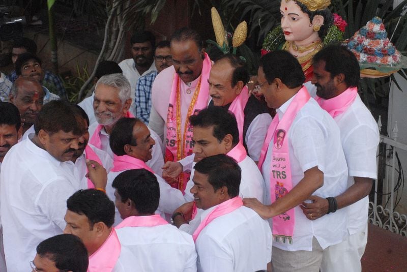 తెలంగాణ భవన్ వద్ద హర్షాతిరేకాలు (ఫొటోలు)